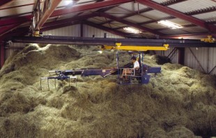 Stockage de fourrage avec griffe